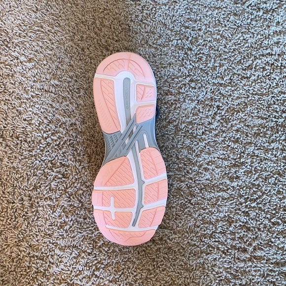 Never worn ASICS - Picture 4 of 4